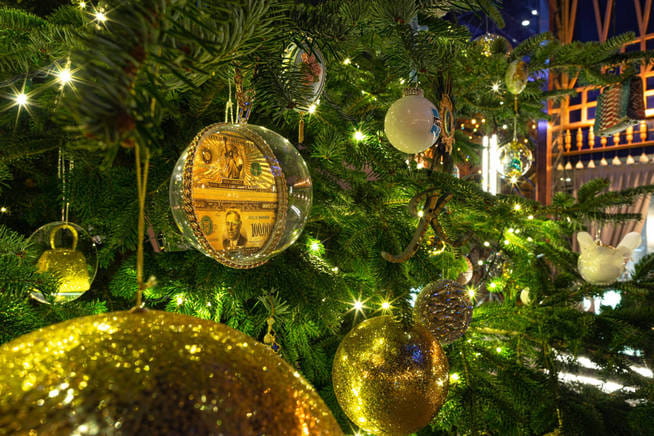 El árbol de Navidad más caro del mundo está en Estepona diamantes